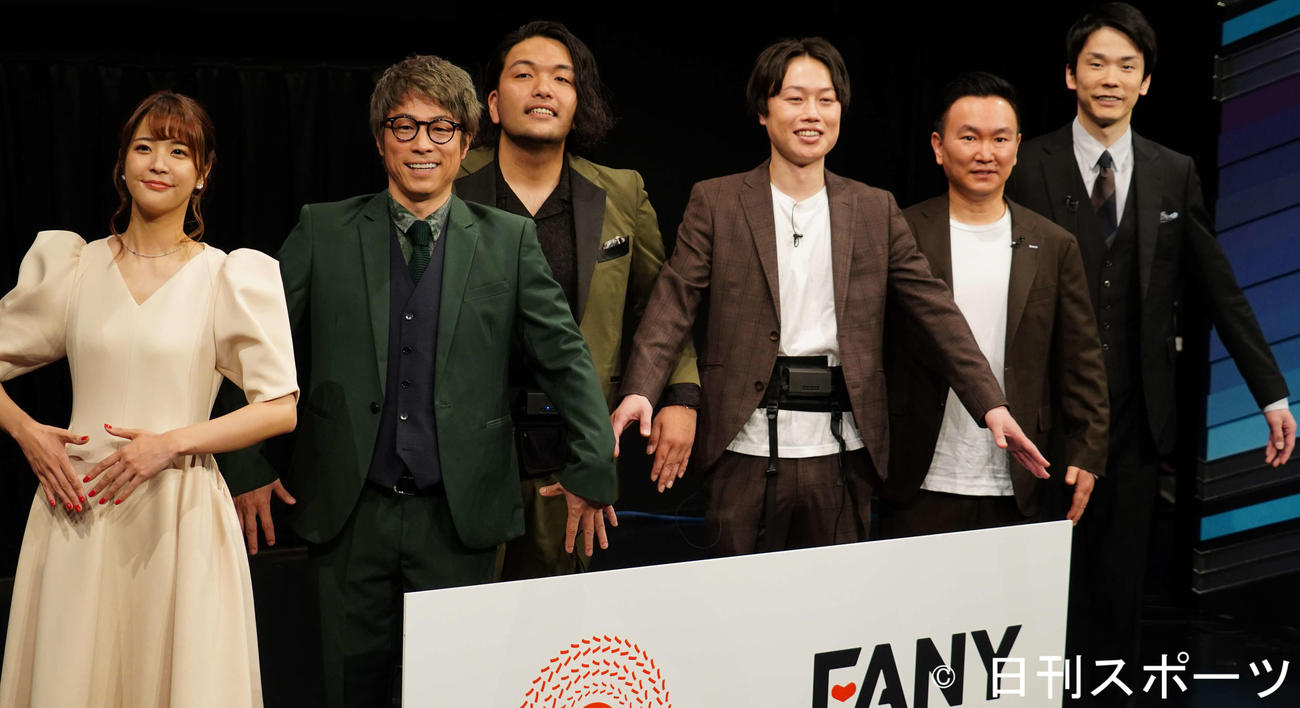 吉本興業の新事業「FANY X」発表会に出席した、左から久代萌美アナウンサー、田村淳、見取り図の盛山晋太郎、リリー、かまいたちの山内健司、濱家隆一（撮影・佐藤成）