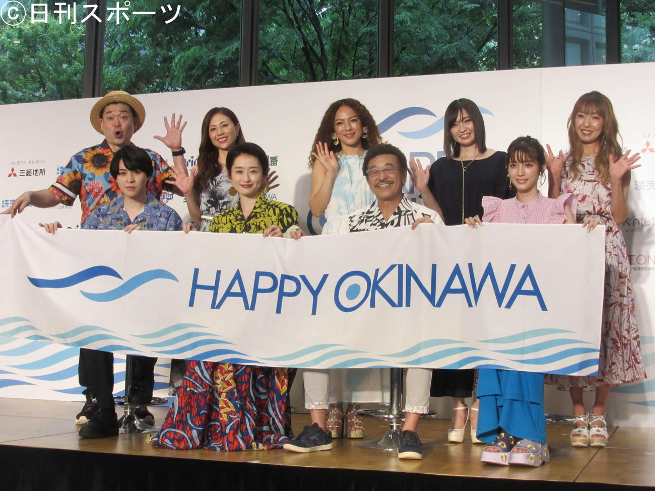 沖縄本土復帰50周年記念イベント「HAPPY OKINAWA FESTA2022」に出席した、後列左からゆっきー、MAXのNANA，LINA、MINA、REINA、前列左から西銘駿、島袋寛子、具志堅用高、松田るか（撮影・加藤理沙）