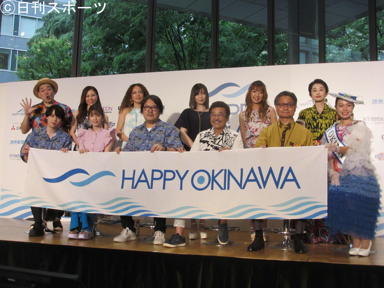 沖縄本土復帰50周年記念イベント「HAPPY OKINAWA FESTA2022」に出席した、後列左からゆっきー、MAXのNANA，LINA、MINA、REINA、島袋寛子、前列左から西銘駿、松田るか、小川実行委員長、具志堅用高、平田正志実行委員長、新垣佳菜江（撮影・加藤理沙）