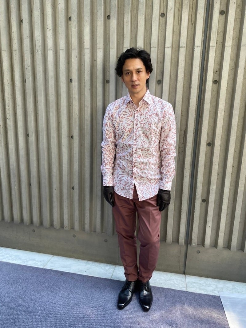 安藤が演じるカール・カーンの役衣装姿でのオフショット