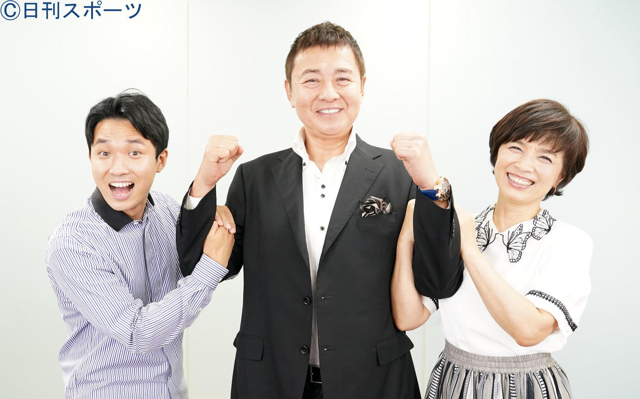 仲良く笑顔で写真に納まる、左から渡辺裕太、渡辺徹、榊原郁恵（21年7月撮影）