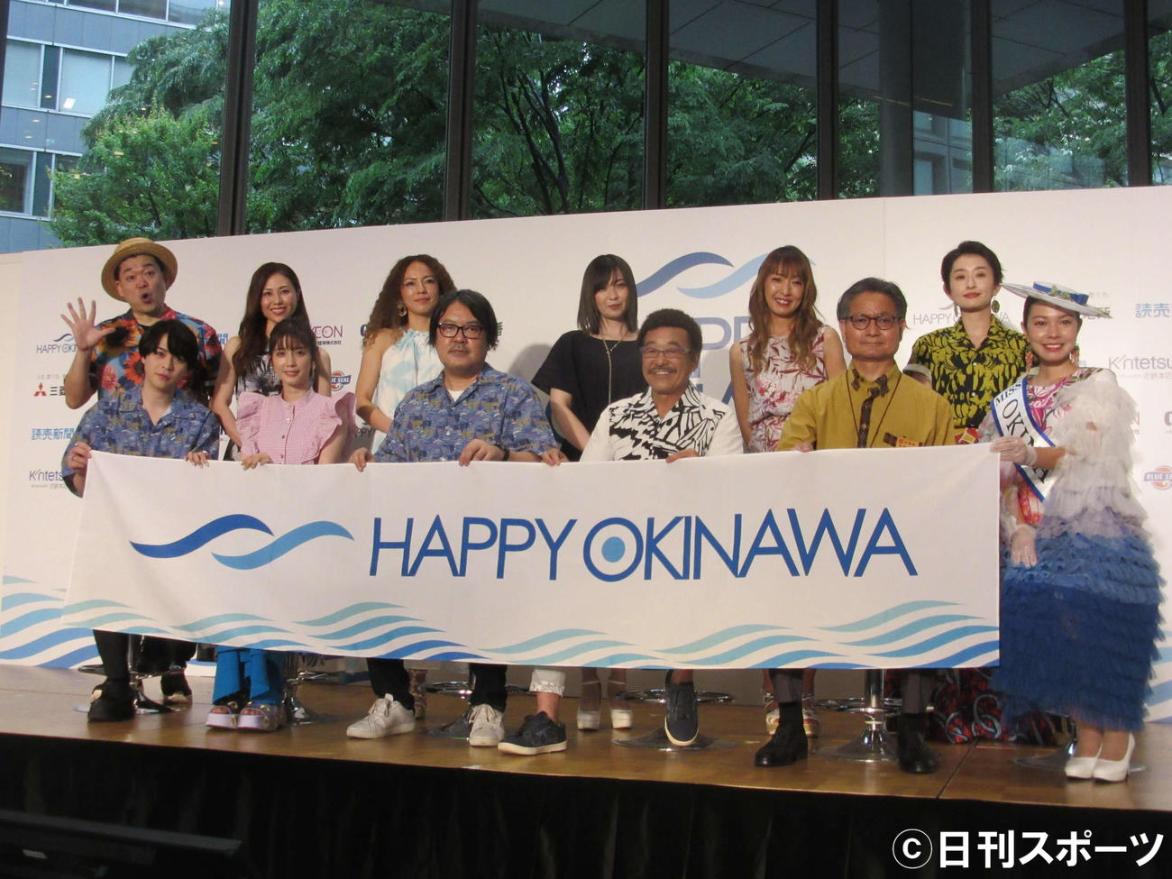 沖縄本土復帰50周年記念イベント「HAPPY OKINAWA FESTA2022」に出席した、後列左からゆっきー、MAXのNANA，LINA、MINA、REINA、島袋寛子、前列左から西銘駿、松田るか、小川実行委員長、具志堅用高、平田正志実行委員長、新垣佳菜江（撮影・加藤理沙）