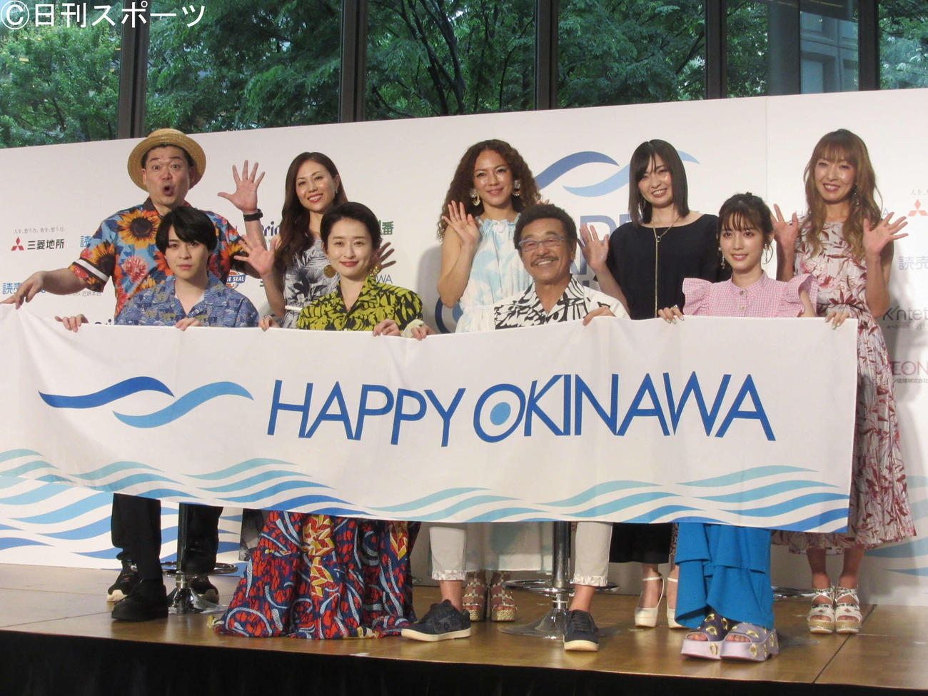 沖縄本土復帰50周年記念イベント「HAPPY OKINAWA FESTA2022」に出席した、後列左からゆっきー、MAXのNANA，LINA、MINA、REINA、前列左から西銘駿、島袋寛子、具志堅用高、松田るか（撮影・加藤理沙）