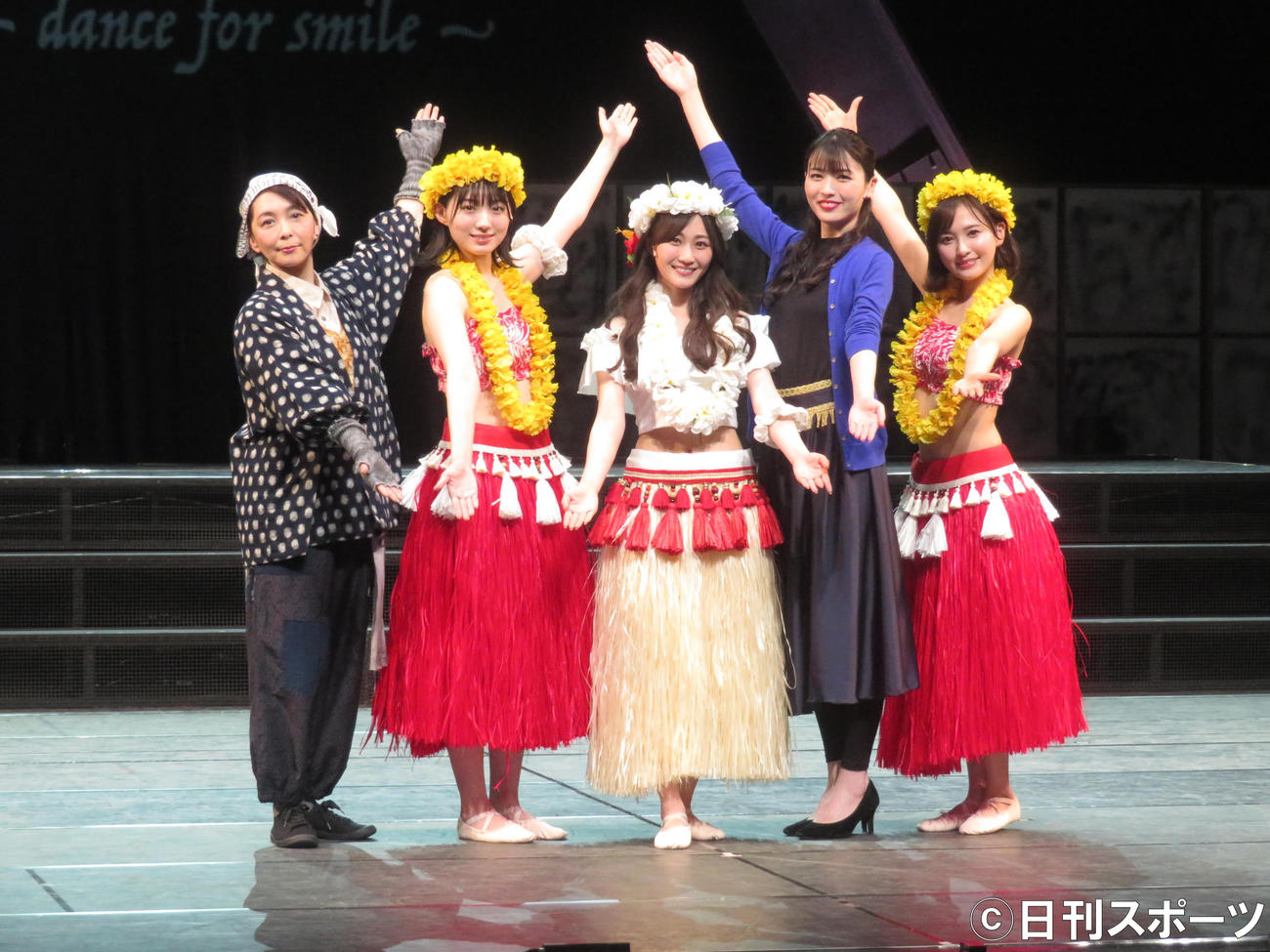 主演舞台の舞台あいさつに臨んだ日向坂46潮紗理菜（中央）。左から有森也実、太田夢莉、1人おいて矢島舞美、兒玉遥（撮影・横山慧）