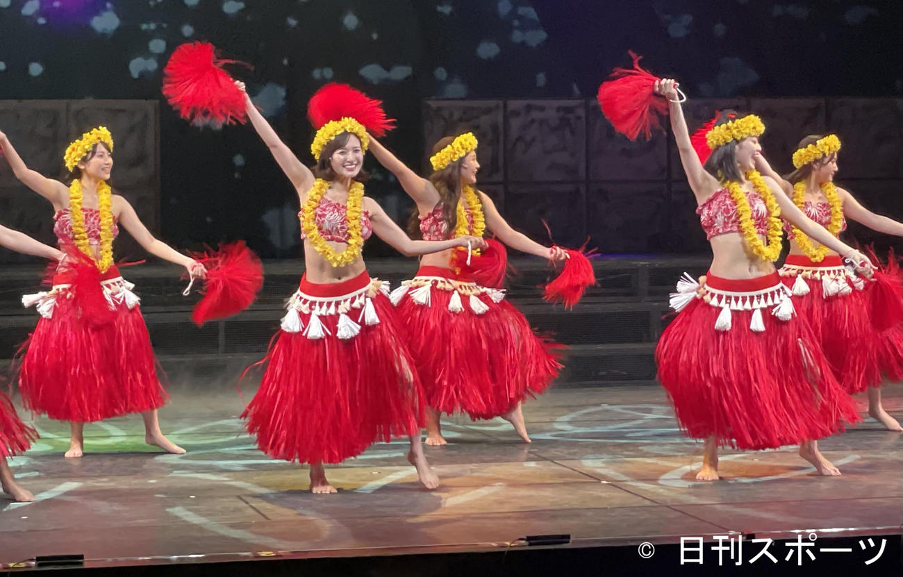 舞台「フラガール　－dance for smile－」のゲネプロに臨んだ兒玉遥（前列左）（撮影・横山慧）