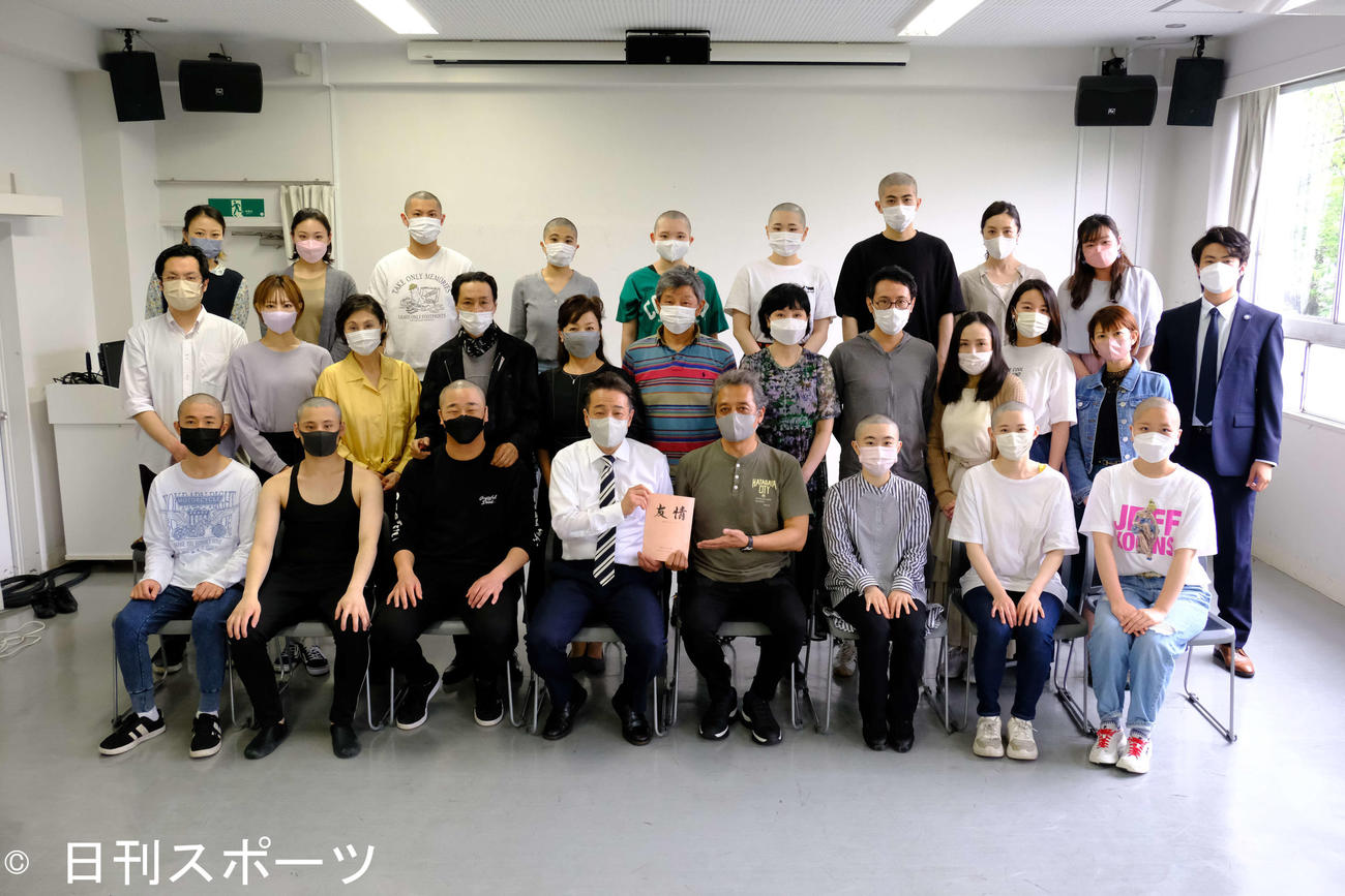生徒役の俳優は丸刈りにした舞台「友情～秋桜のバラード」の出演者たち