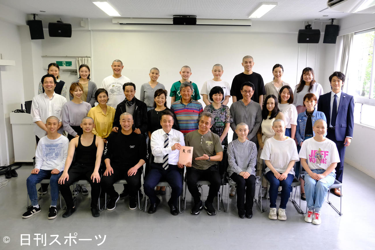 生徒役の俳優は丸刈りにした舞台「友情～秋桜のバラード」の出演者たち