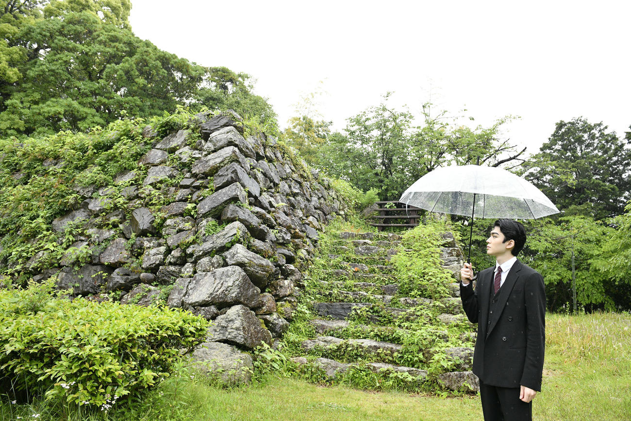 徳川信康ゆかりの浜松市の二俣城跡を訪れた市川染五郎（松竹提供）