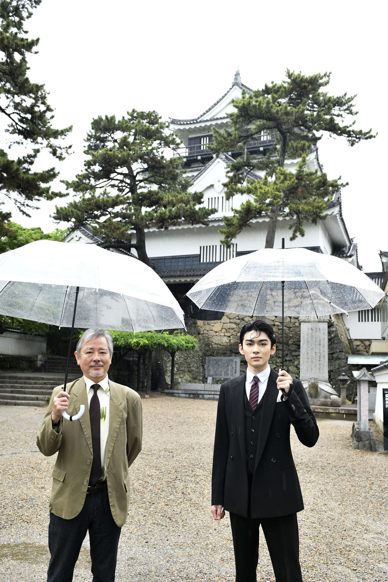 「信康」演出の齋藤雅文氏（左）、市川染五郎は、徳川信康が城主を務めた岡崎城を訪れた（松竹提供）
