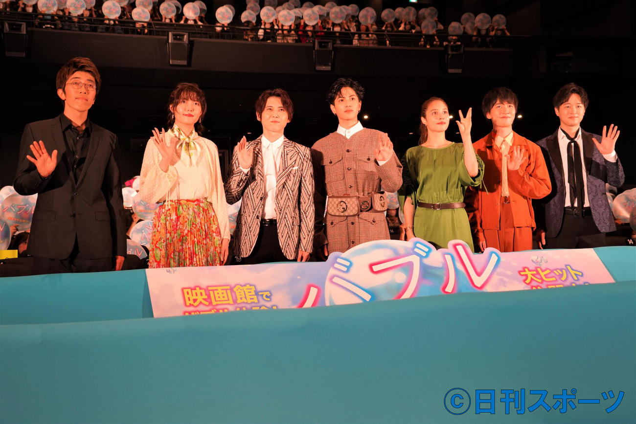 アニメ映画「バブル」の初日舞台あいさつに出席した、左から荒木哲郎監督、千本木彩花、梶裕貴、志尊淳、広瀬アリス、畠中祐、逢坂良太（撮影・佐藤成）