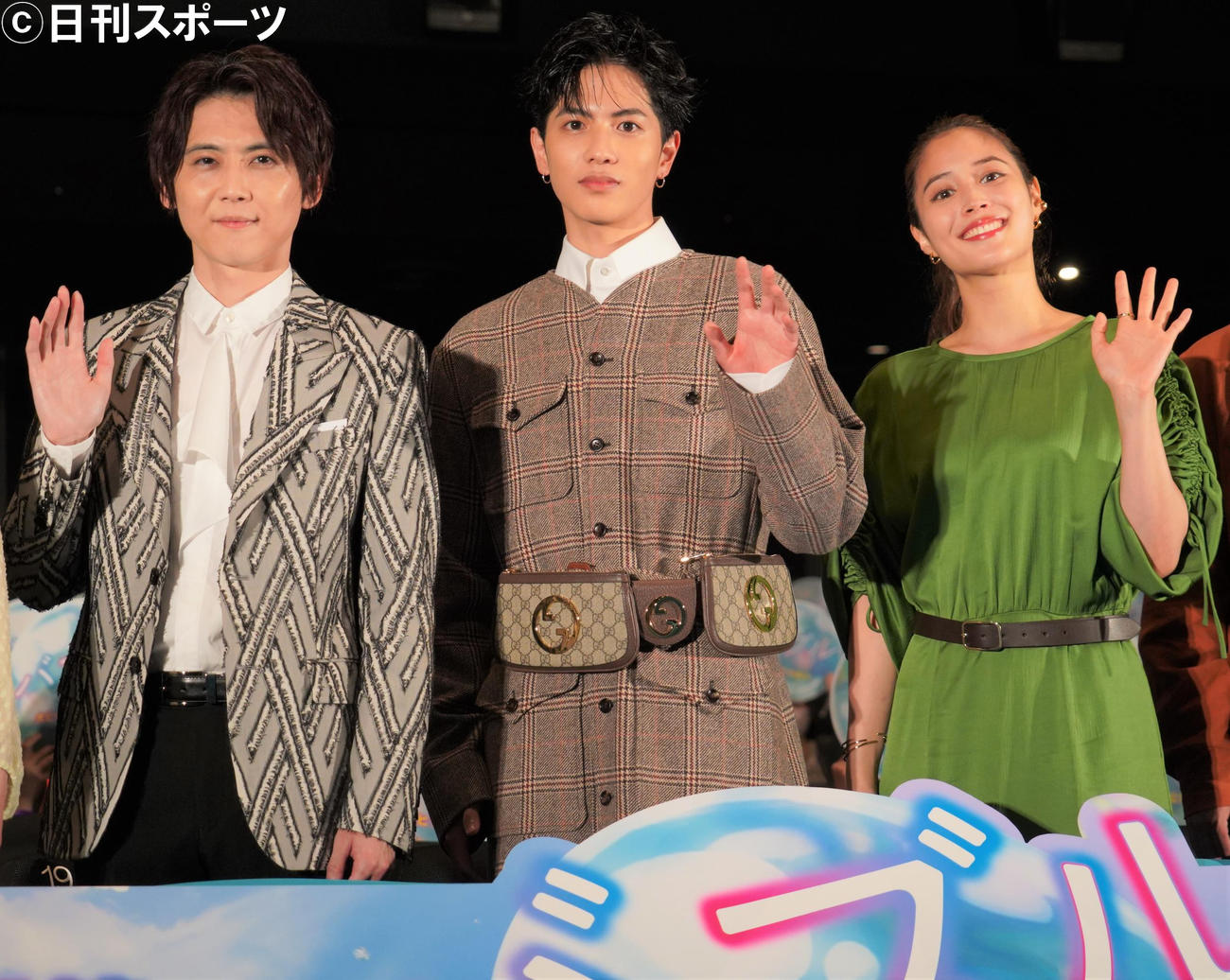 アニメ映画「バブル」の初日舞台あいさつに出席した、左から梶裕貴、志尊淳、広瀬アリス（撮影・佐藤成）