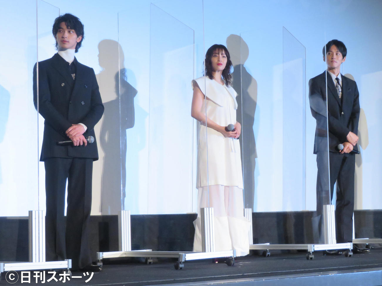映画「流浪の月」初日舞台あいさつに登壇した、左から横浜流星、広瀬すず、松坂桃李（撮影・村上幸将）