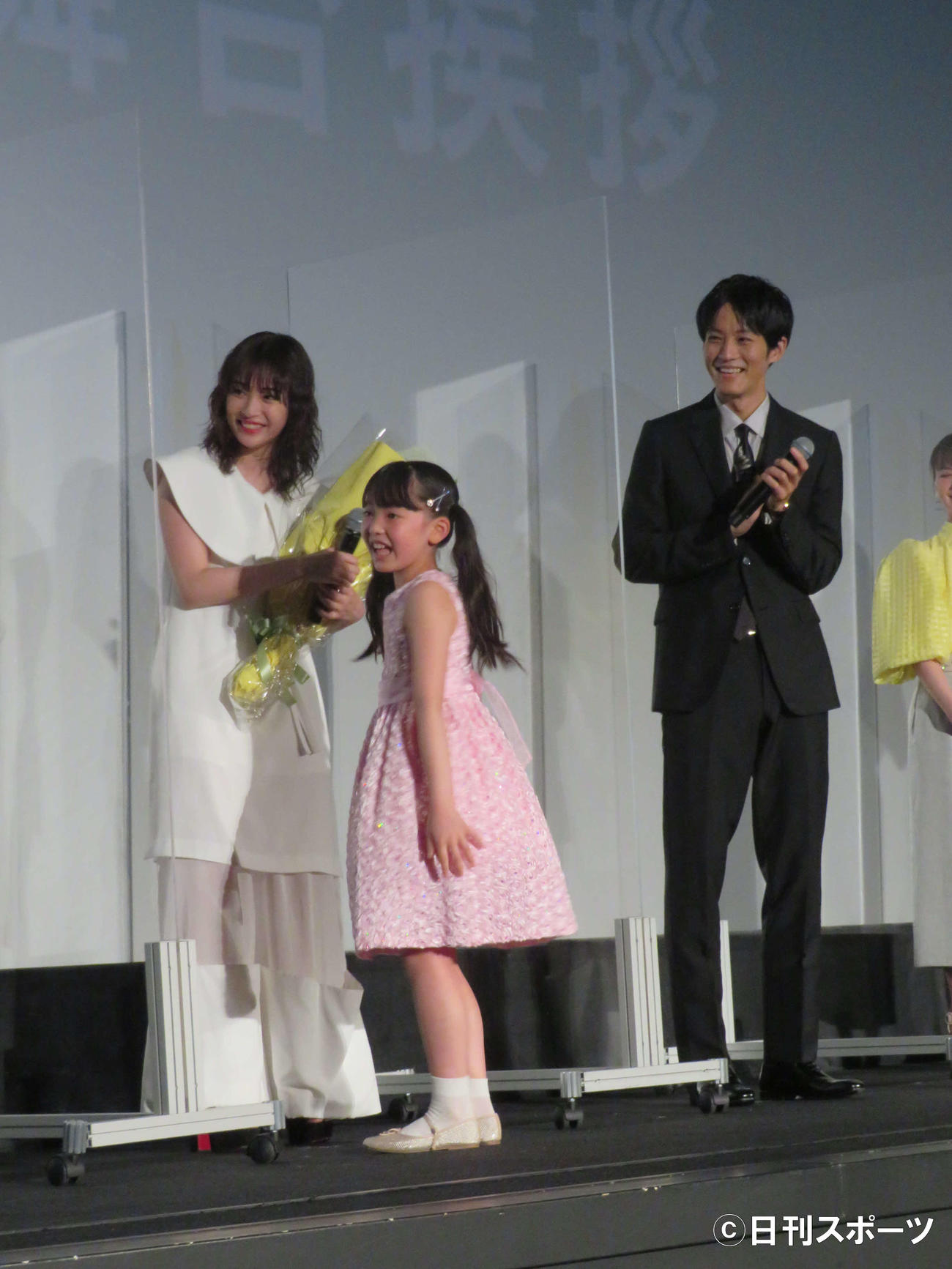 映画「流浪の月」初日舞台あいさつで、増田光桜から花束を贈られ、喜ぶ広瀬すず（右は松坂桃李）（撮影・村上幸将）