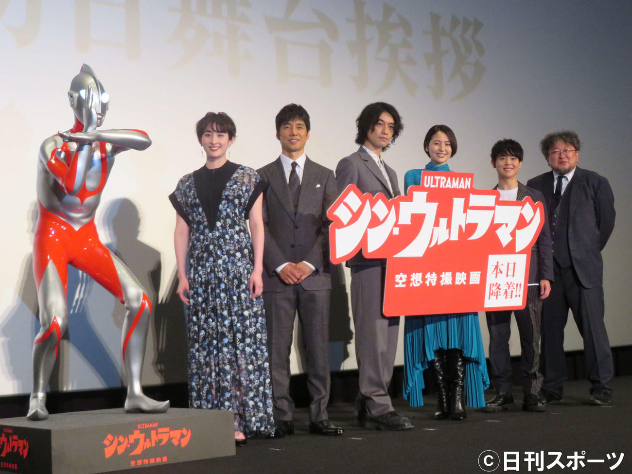 映画「シン・ウルトラマン」初日舞台あいさつに登壇した、左から早見あかり、西島秀俊、斎藤工、長澤まさみ、斎藤工、有岡大貴、樋口真嗣監督（撮影・村上幸将）