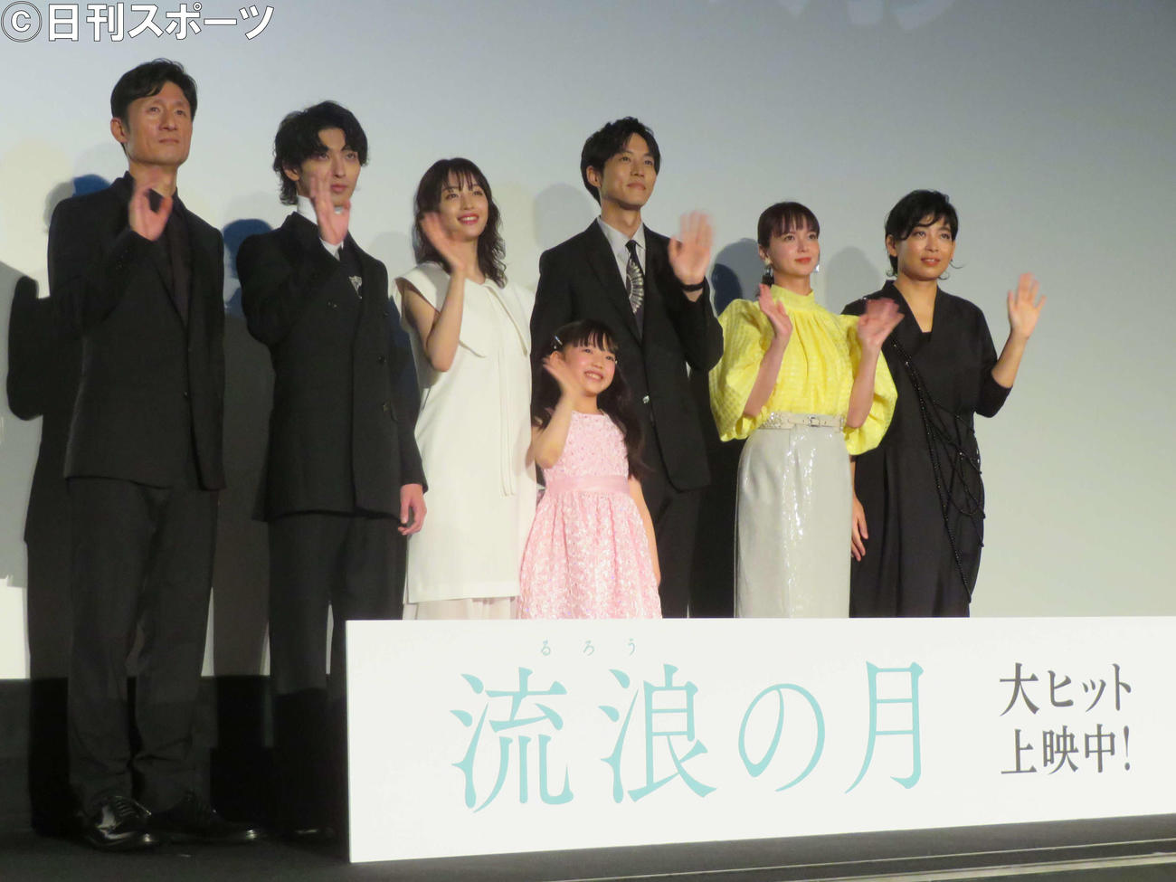 映画「流浪の月」初日舞台あいさつに登壇した、左から李相日監督、横浜流星、広瀬すず、増田光桜、松坂桃李、多部未華子、内田也哉子（撮影・村上幸将）