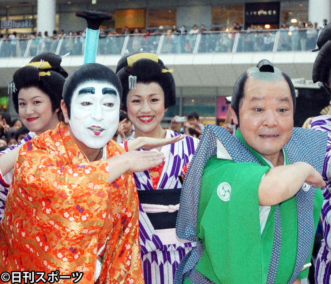 アイーンポーズをする志村けんさんと上島竜兵さん（2008年撮影）
