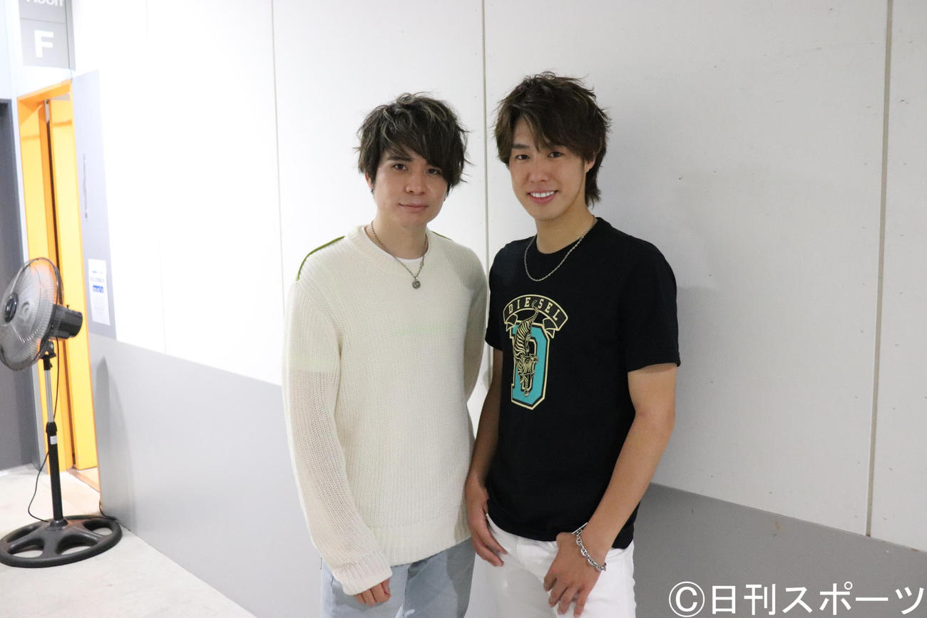 2月1日に結成した音楽ユニットOZZの左から田谷と小山（撮影・保坂淑子）