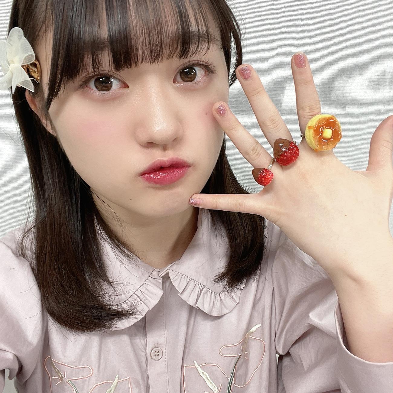 この指輪、私が粘土で作ってみました。どうですか、きれいでしょ！