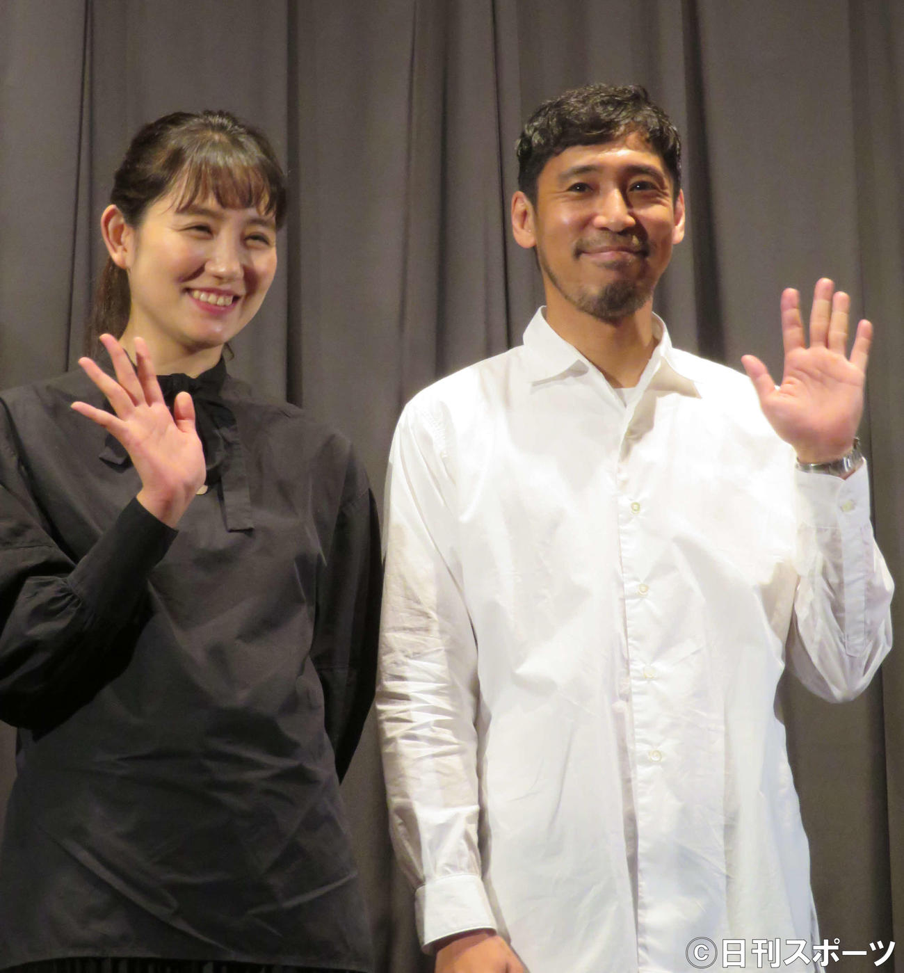 映画「生きててよかった」公開記念舞台あいさつに登壇した鎌滝恵利と木幡竜（撮影・村上幸将）