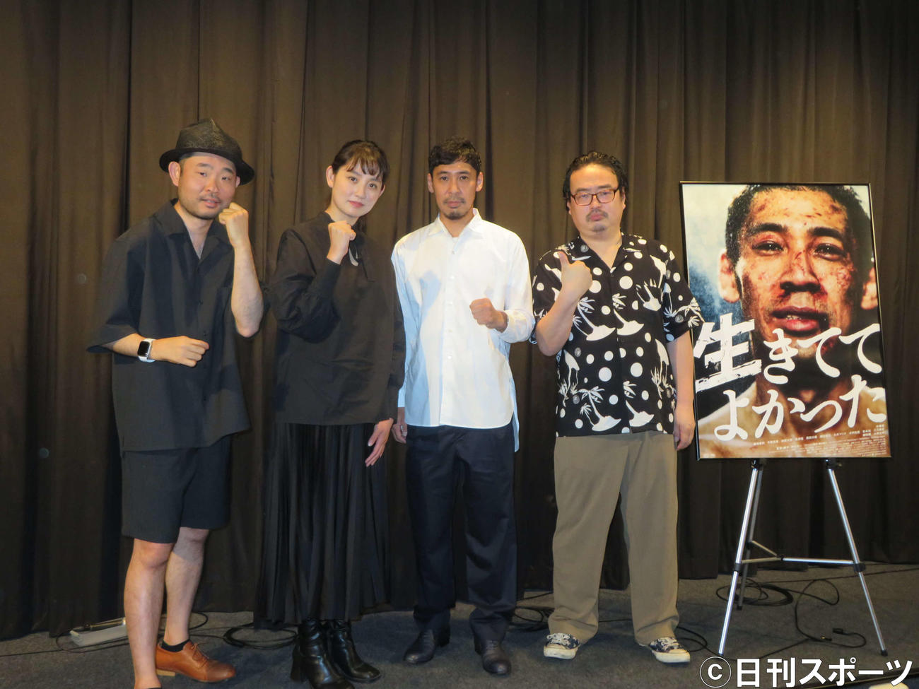映画「生きててよかった」公開記念舞台あいさつに登壇した、左から今野浩喜、鎌滝恵利、木幡竜、鈴木太一監督（撮影・村上幸将）