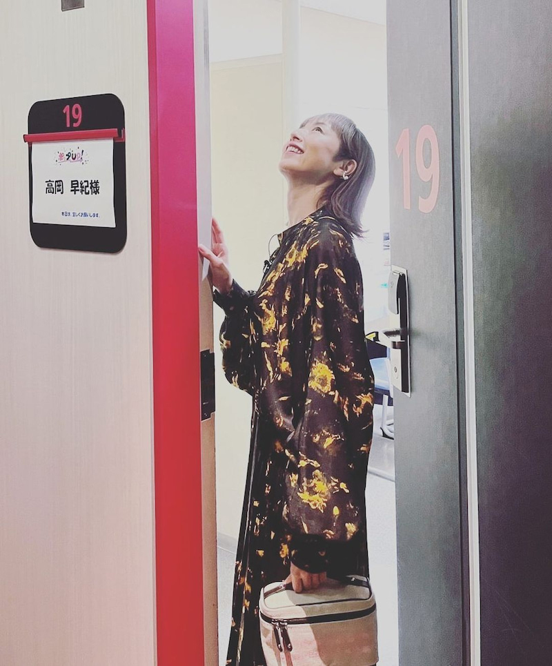 控室入り口で上を見上げた高岡早紀（高岡早紀オフィシャルブログ「But beautiful」より）