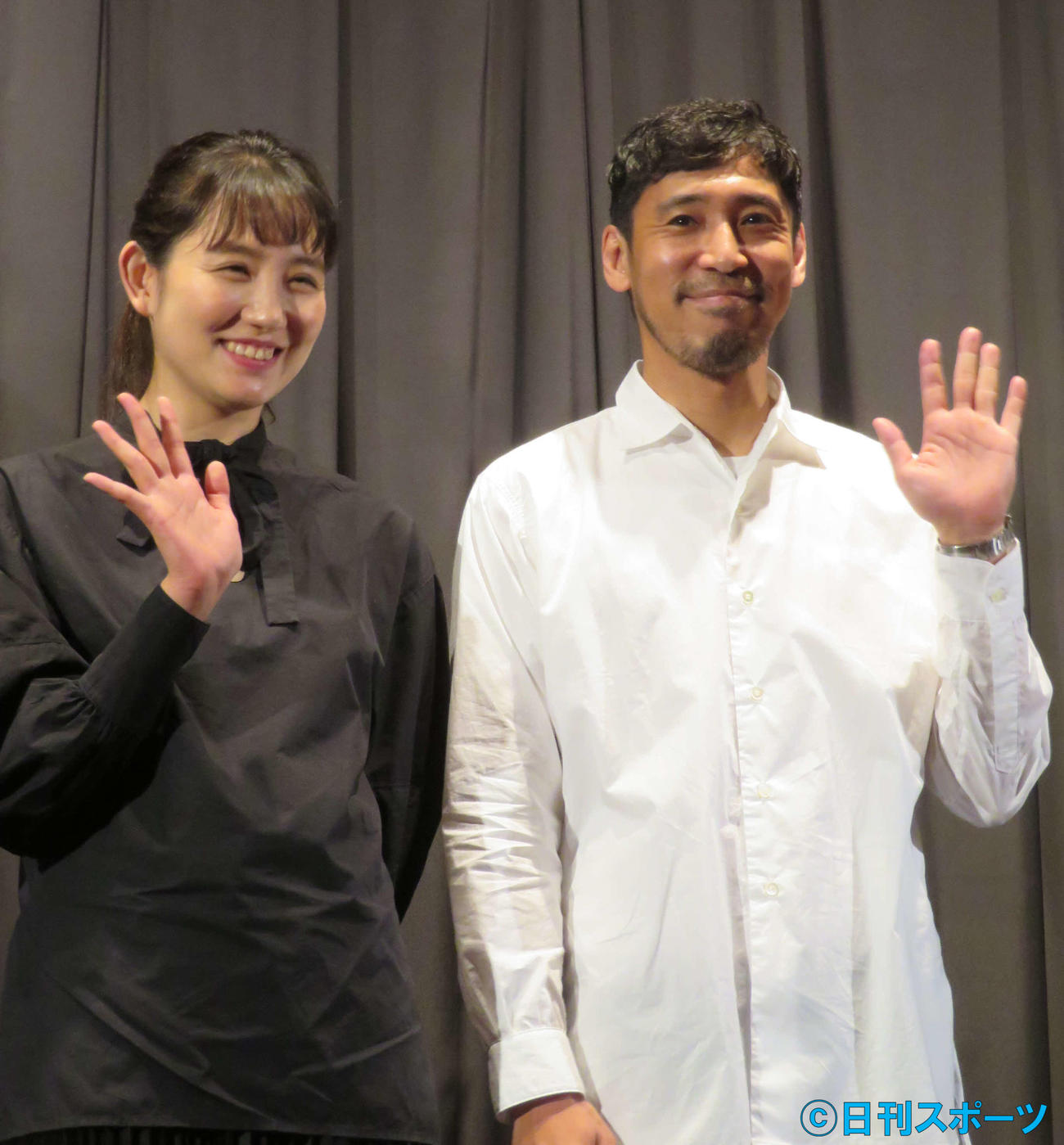 映画「生きててよかった」公開記念舞台あいさつに登壇した鎌滝恵利と木幡竜（撮影・村上幸将）