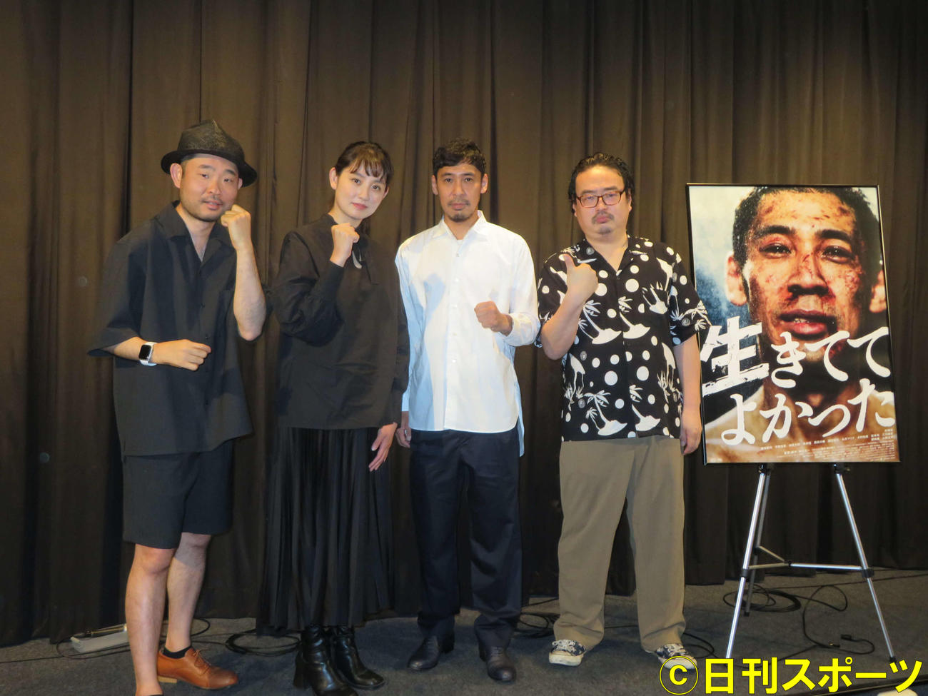 映画「生きててよかった」公開記念舞台あいさつに登壇した、左から今野浩喜、鎌滝恵利、木幡竜、鈴木太一監督（撮影・村上幸将）