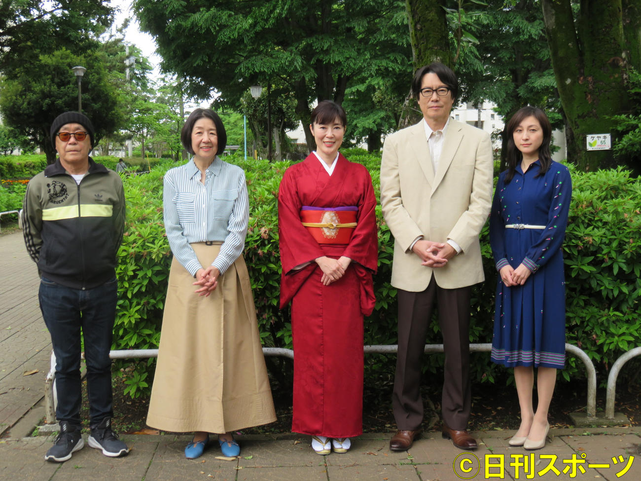 映画「あちらにいる鬼」の撮影現場。左から廣木隆一監督、井上荒野氏、寺島しのぶ、豊川悦司、広末涼子