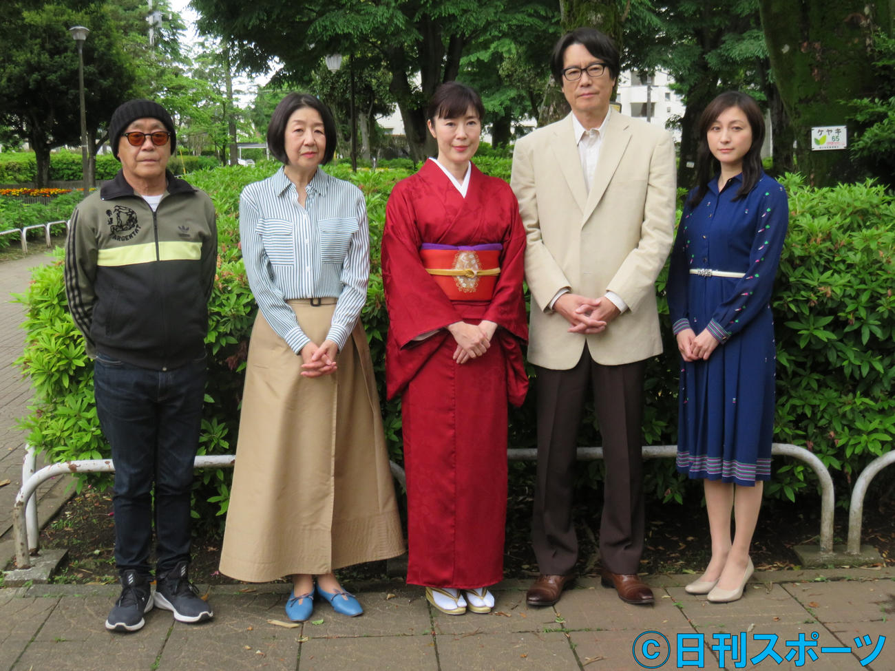 映画「あちらにいる鬼」の撮影現場。（左から）廣木隆一監督、井上荒野氏、寺島しのぶ、豊川悦司、広末涼子