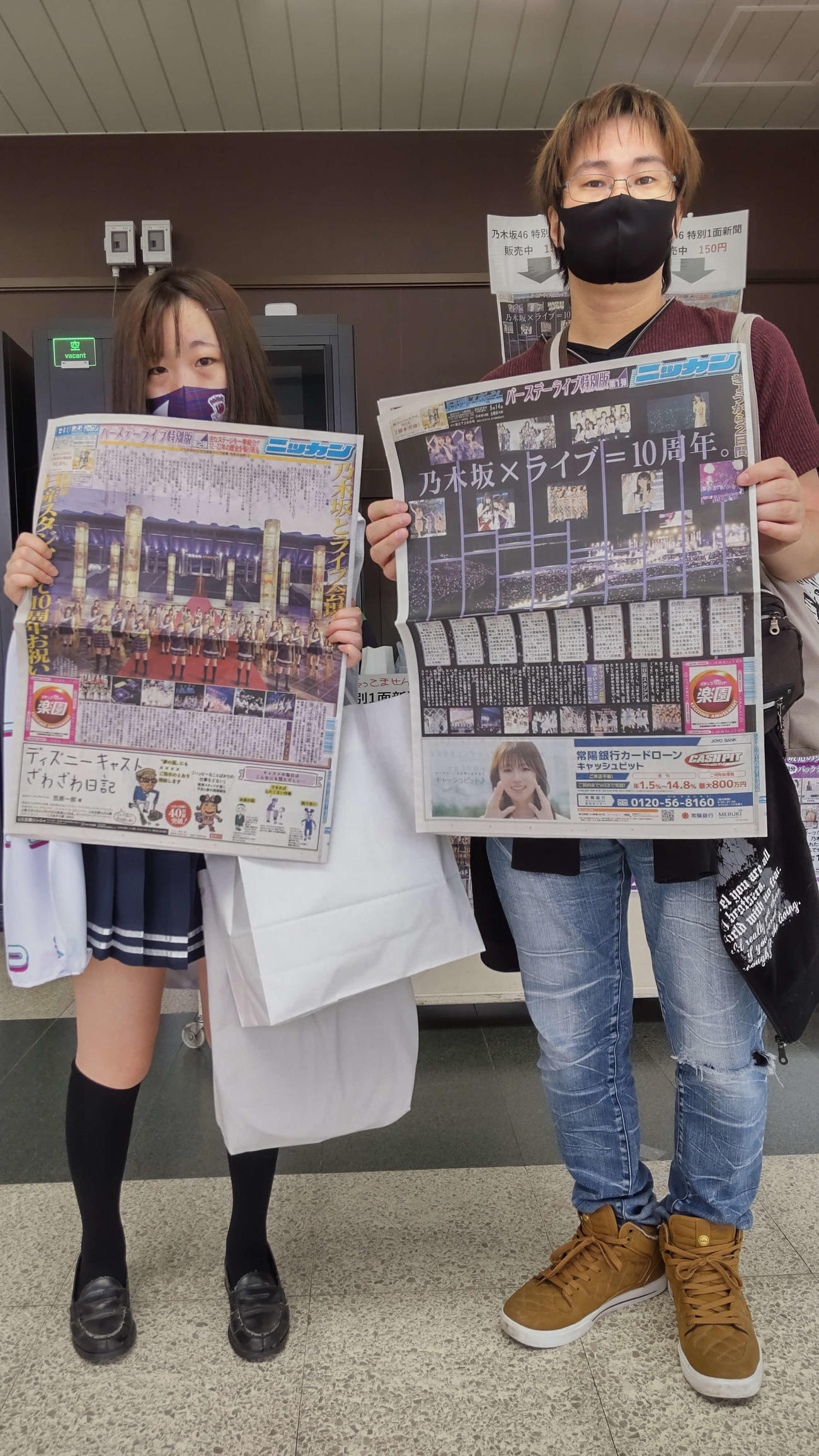 10周年公演特別版を手にするファンの皆さま