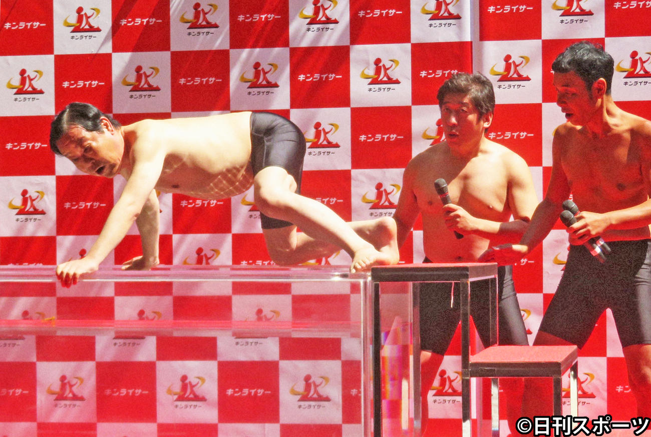 “熱湯風呂芸”を披露するダチョウ俱楽部の上島竜兵さん（左）。中央は寺門ジモン、右は肥後克広