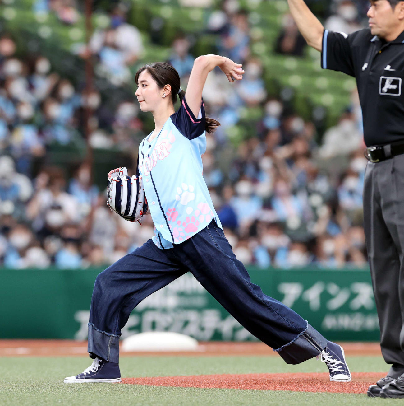 西武対楽天　始球式を務めた新川優愛（撮影・浅見桂子）