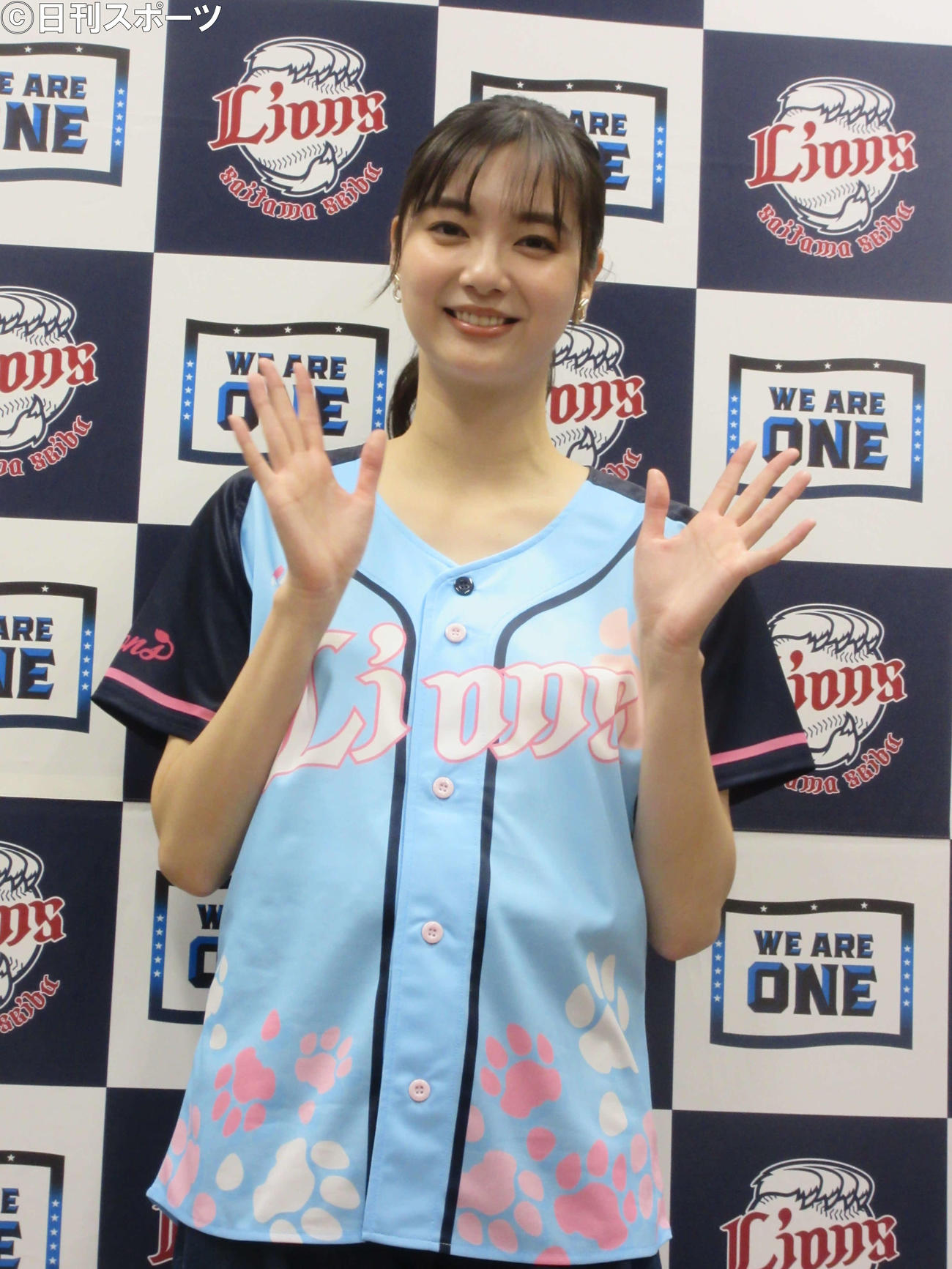西武対楽天　始球式後に、囲み取材に応じる新川優愛（撮影・加藤理沙）