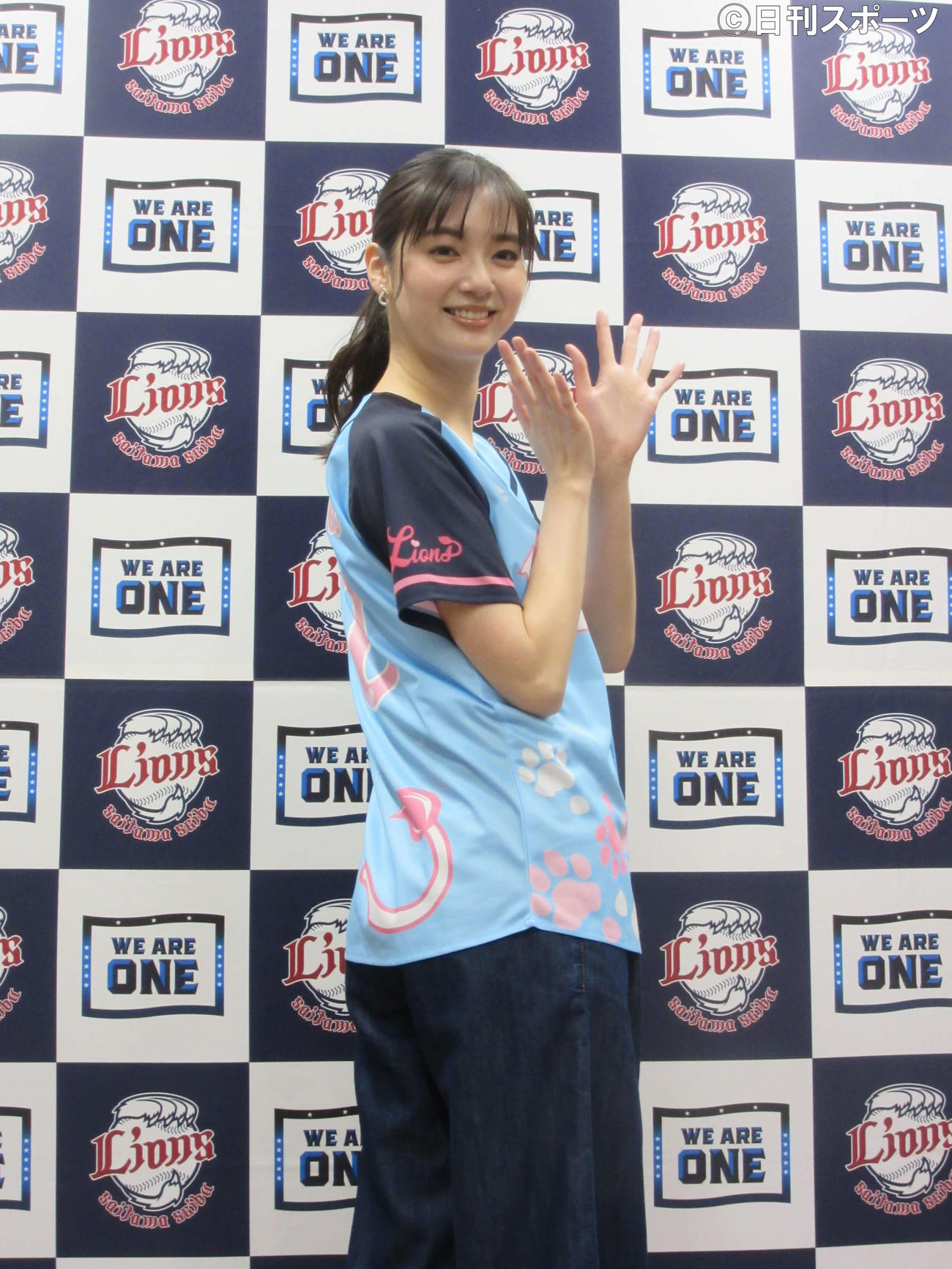 西武対楽天　始球式後に囲み取材で、プロデュースしたユニホームのしっぽのデザインを見せる新川優愛（撮影・加藤理沙）