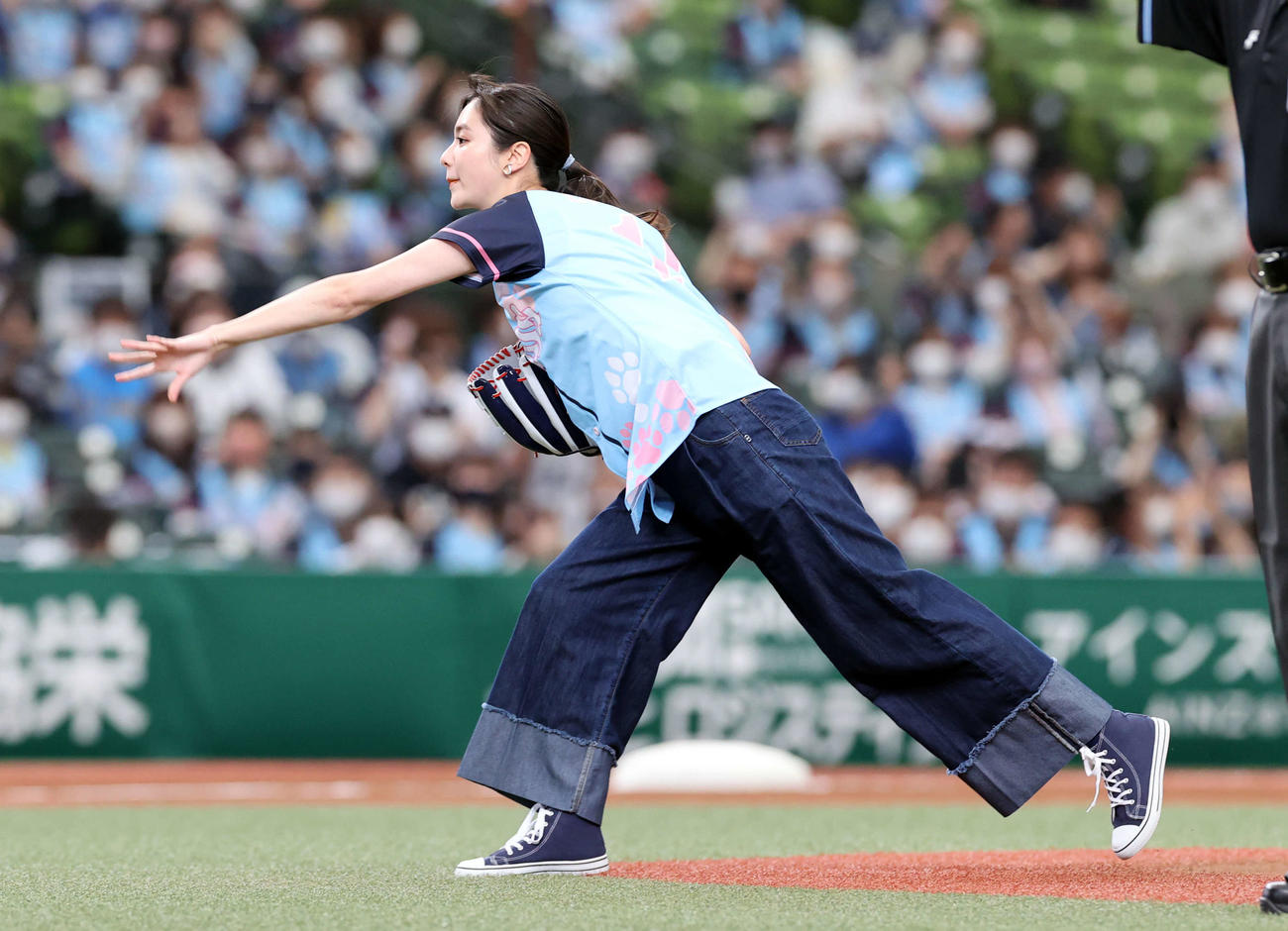 西武対楽天　始球式を務めた新川優愛（撮影・浅見桂子）