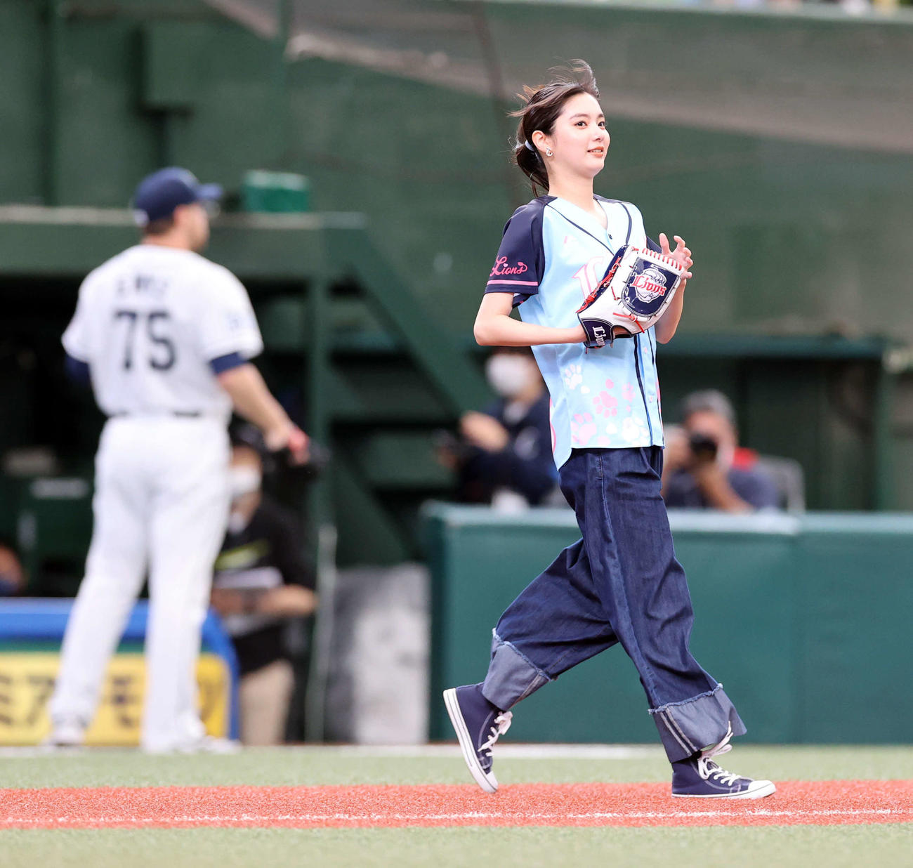 西武対楽天　始球式に向かう新川優愛（撮影・浅見桂子）