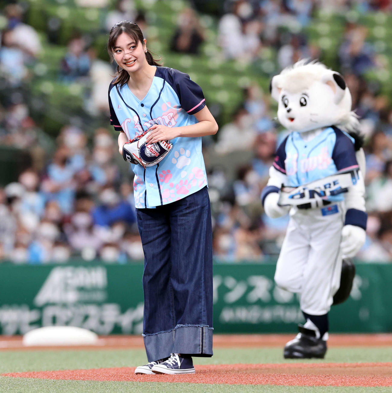 西武対楽天　始球式を務めた新川優愛は笑顔であいさつ（撮影・浅見桂子）