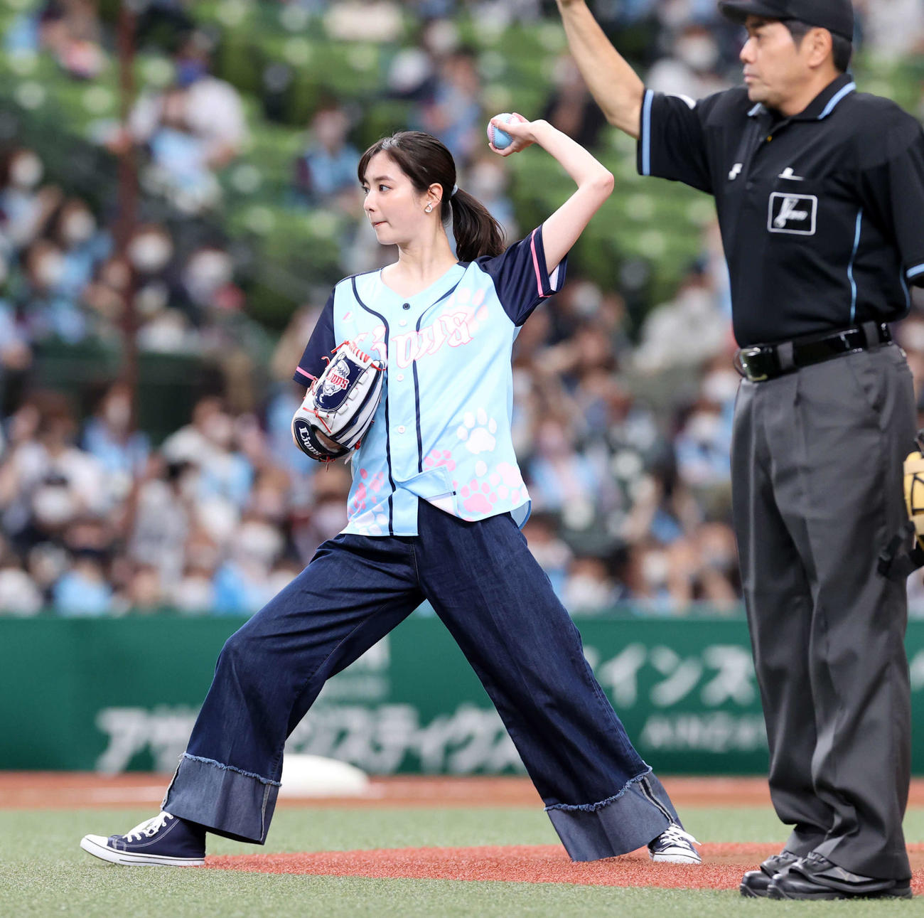 西武対楽天　始球式を務めた新川優愛（撮影・浅見桂子）