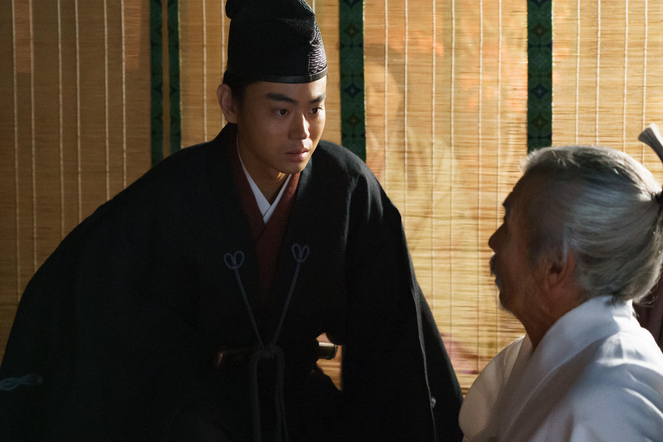 大河ドラマ「鎌倉殿の13人」より。源義経（左＝菅田将暉）は平泉・藤原館で、庇護してくれた藤原秀衡（田中泯）の最期に立ち会う（C）NHK