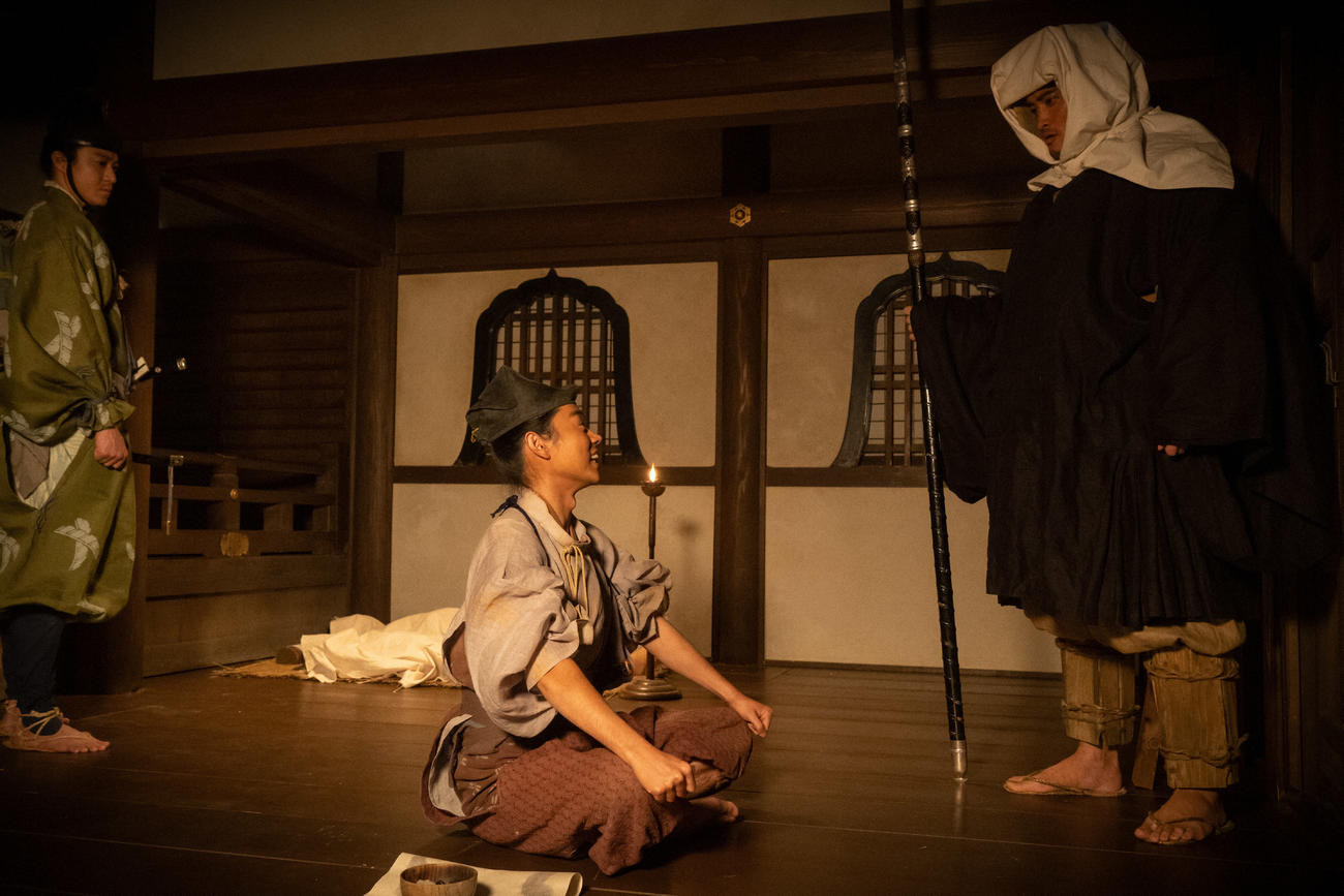 大河ドラマ「鎌倉殿の13人」より。源義経（中央＝菅田将暉）は平泉・衣川館に北条義時（左＝小栗旬）を呼んで話をする。右はロボットのように武装した弁慶（佳久創）（C）NHK