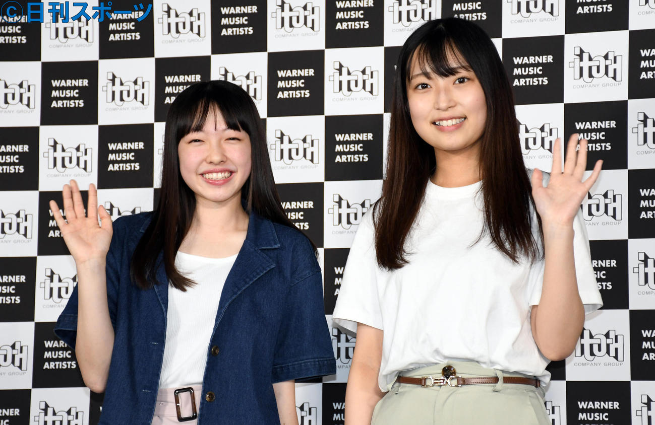 「ワーナーミュージックアーティスツ×イトーカンパニーグループ合同オーディション」でグランプリの平原光舞理さん（左）と審査員特別賞の木原彩奈さん（撮影・大友陽平）
