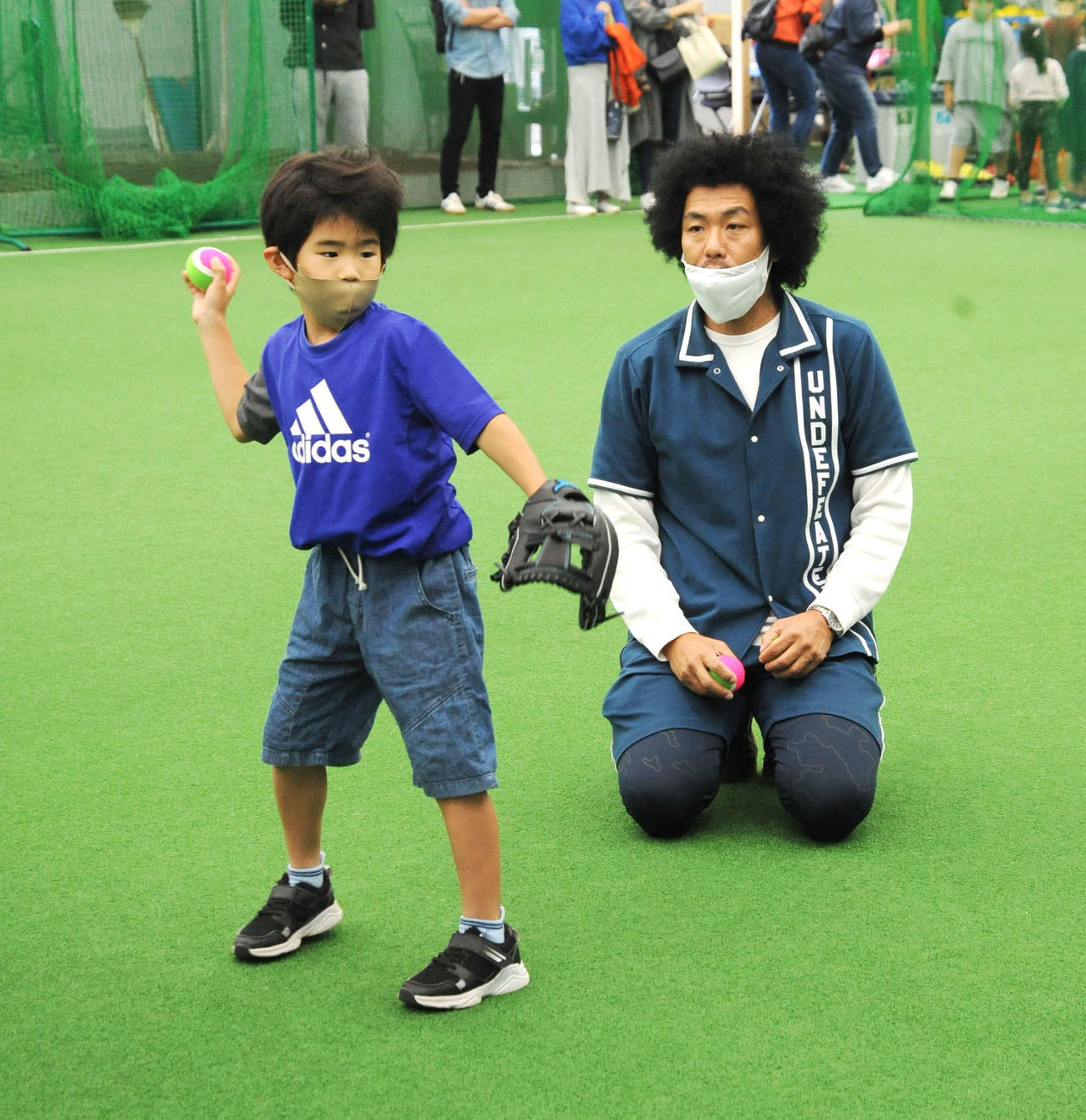 野球教室「Yoshimoto Enjoy Baseball inKoshigaya」で子どもに投げ方を教えるトータルテンボスの藤田憲右（撮影・松尾幸之介）