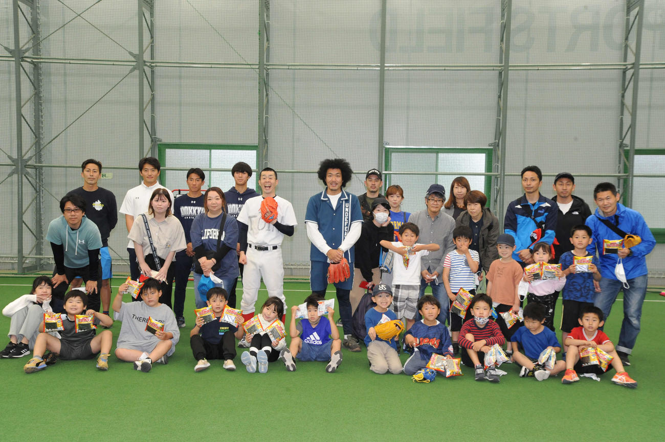 野球教室「Yoshimoto Enjoy Baseball inKoshigaya」で子どもに野球を教えたトータルテンボスの藤田憲右（中央）ら（撮影・松尾幸之介）