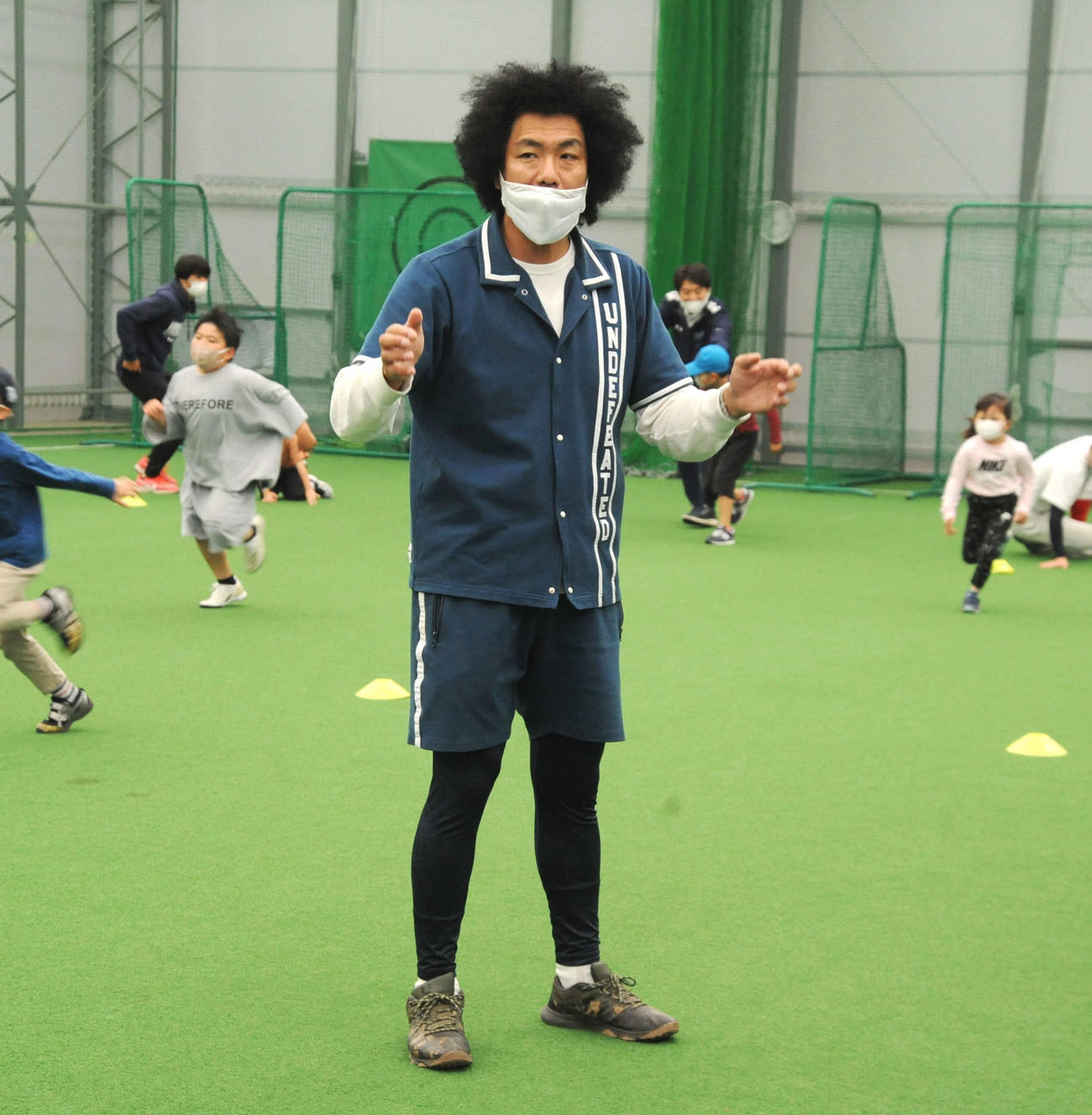野球教室「Yoshimoto Enjoy Baseball inKoshigaya」で保護者に話をするトータルテンボスの藤田憲右（撮影・松尾幸之介）