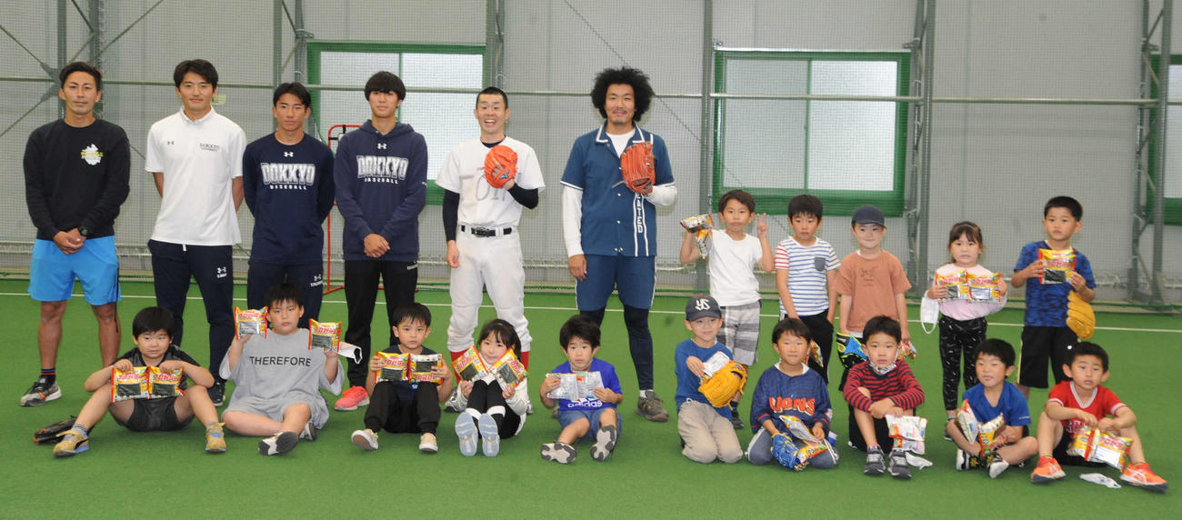 野球教室「Yoshimoto Enjoy Baseball inKoshigaya」で子どもに野球を教えたトータルテンボスの藤田憲右（中央）ら（撮影・松尾幸之介）