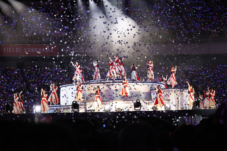 10周年バースデーライブでパフォーマンスする乃木坂46