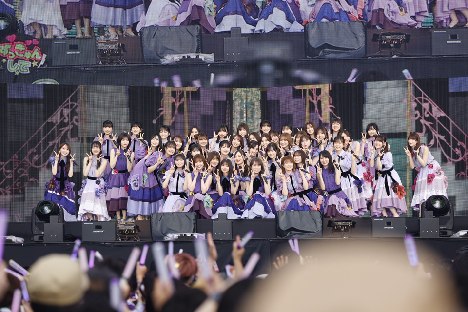 10周年バースデーライブでパフォーマンスする乃木坂46