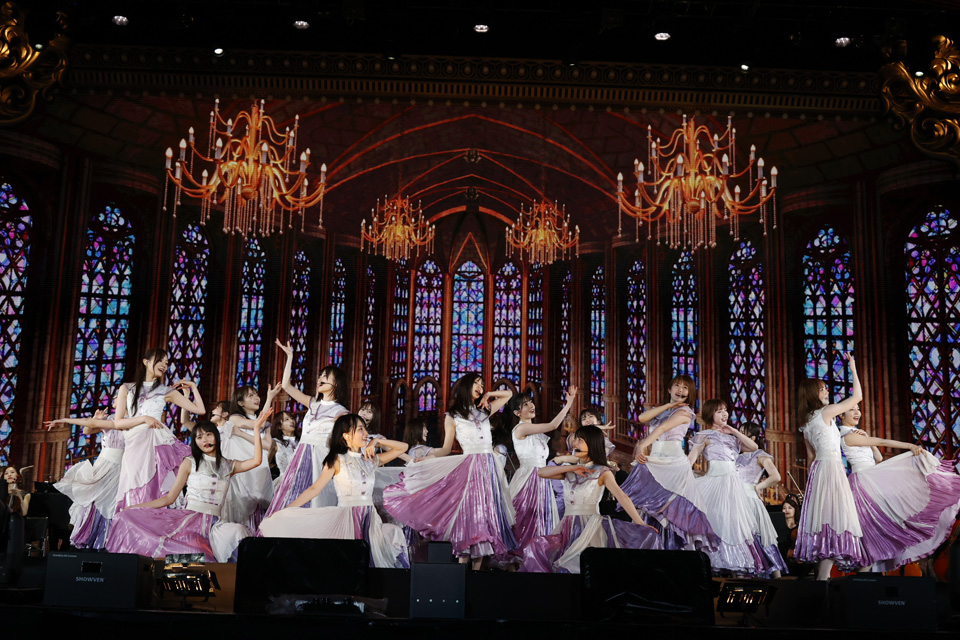 10周年バースデーライブでパフォーマンスする乃木坂46