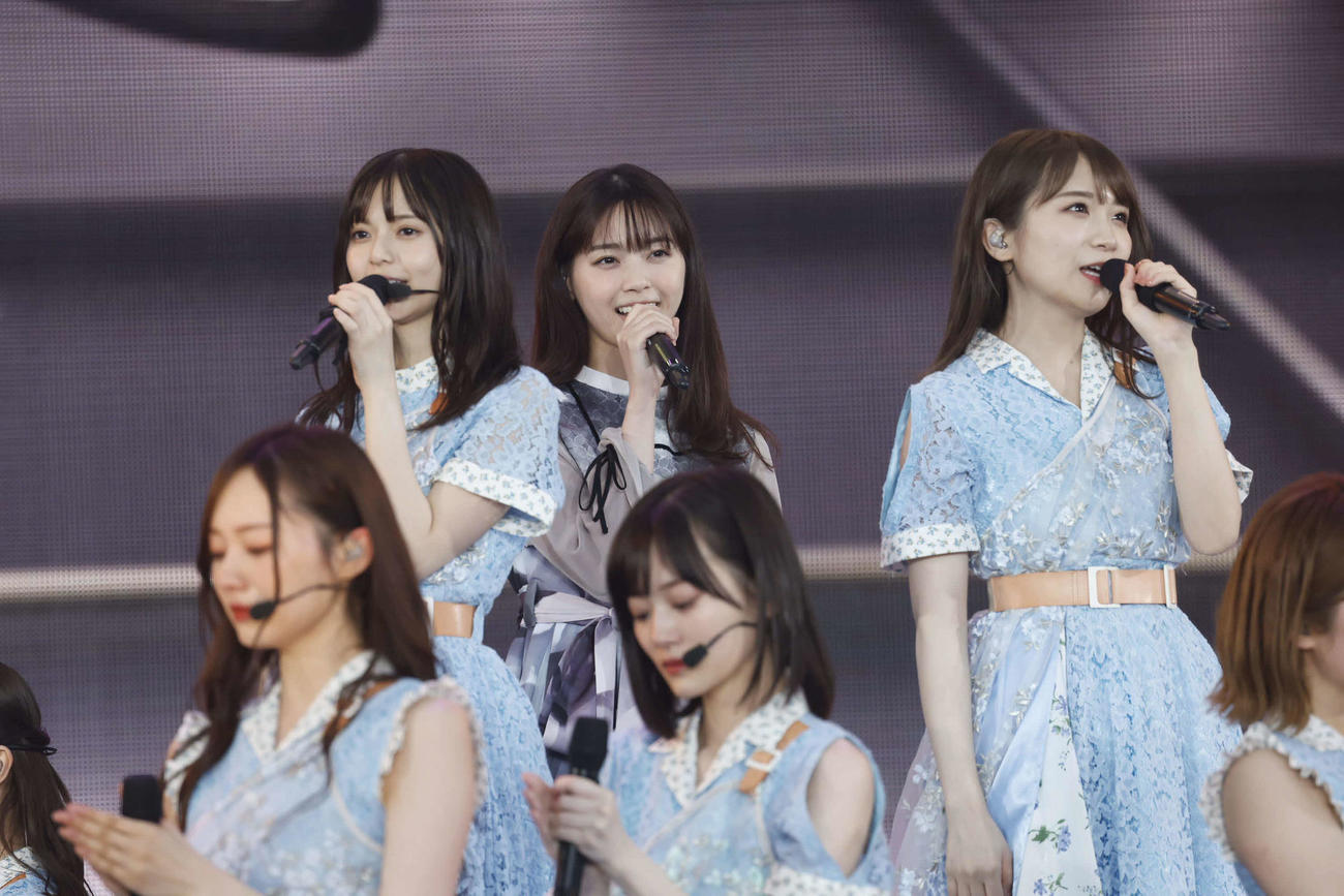 デビュー10周年バースデーライブ千秋楽公演でパフォーマンスする乃木坂46OGの西野七瀬（後列左から2人目）ら