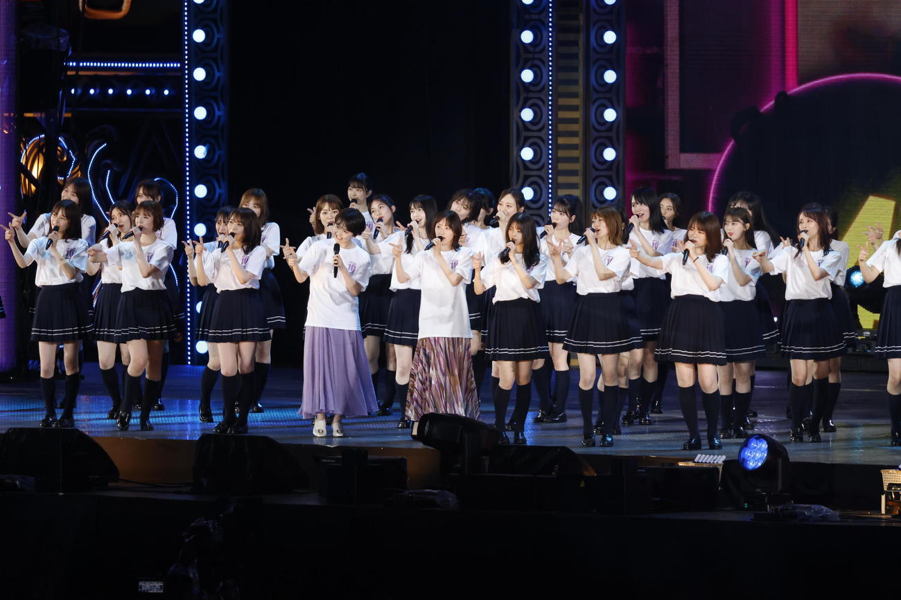 デビュー10周年バースデーライブ初日公演でパフォーマンスする乃木坂46。アンコールで再び伊藤万理華（前列左から4人目）生駒里奈（同5人目）も登場した